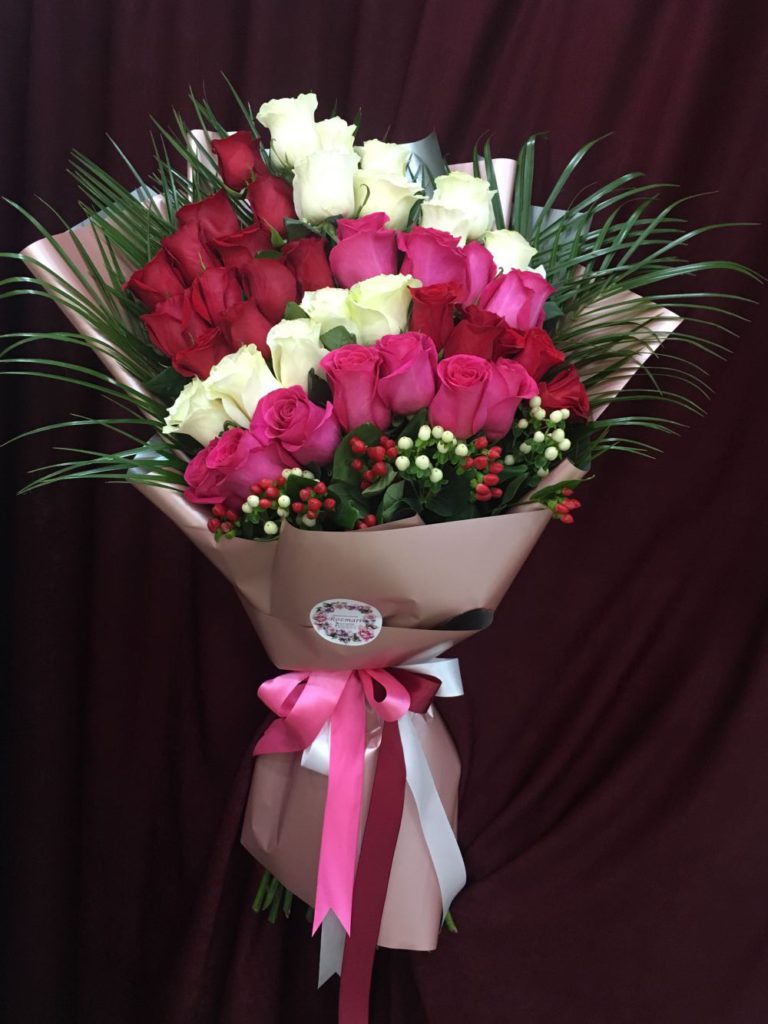 51 роза Мондиял Фридум Пинк флоуд гиперикум и робелина оформления с крафт матовый пленки цена 8500руб