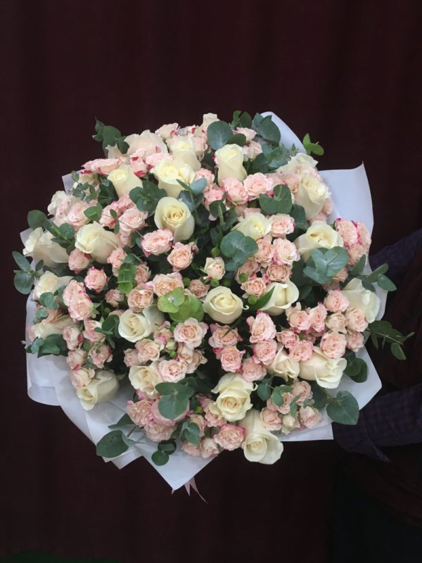 Букет 17 роз Мондиял и 25 кустовые роза файфокс цена 7400руб