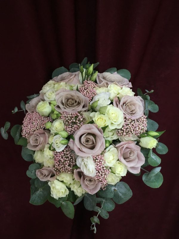 Букет невесты роза мента азатаус эустома кустовые розы во круг эвкалиптами оформили цена 5300руб