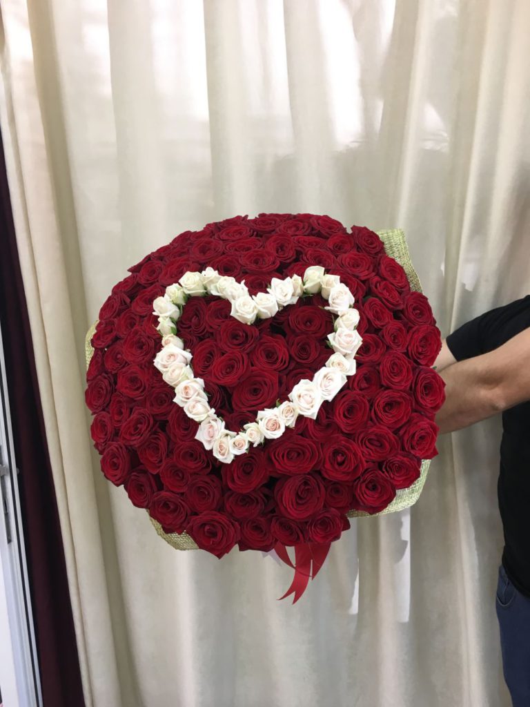 Букет жениха 101 реднауми роза и сердечка с кустовыми розы цена 13500руб