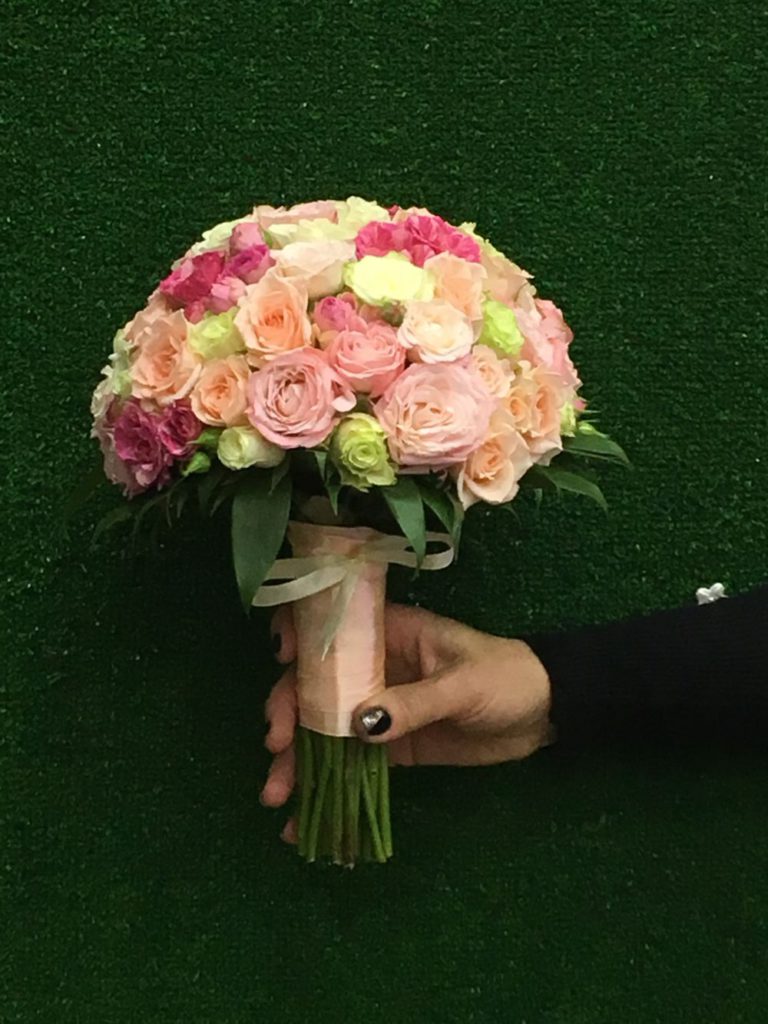 Свадебный букет для невесты из кустовые розы цена 3500руб