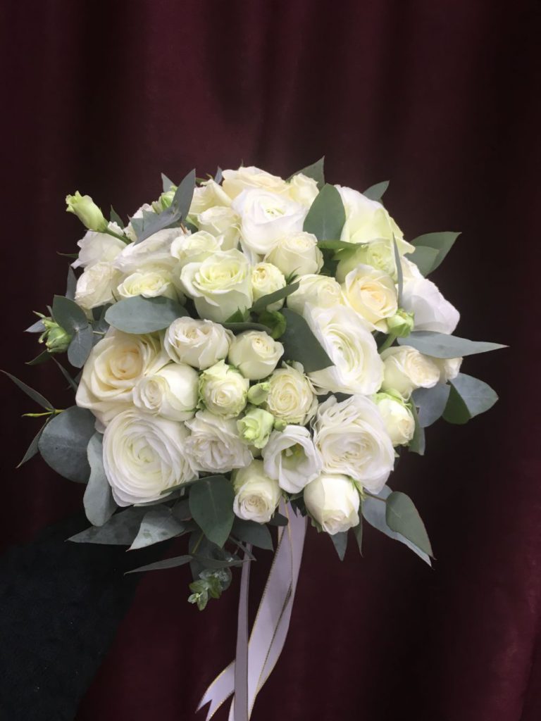 Букет невесты кустовые белые роза ранунклюс и эвкалипт цена 5500руб