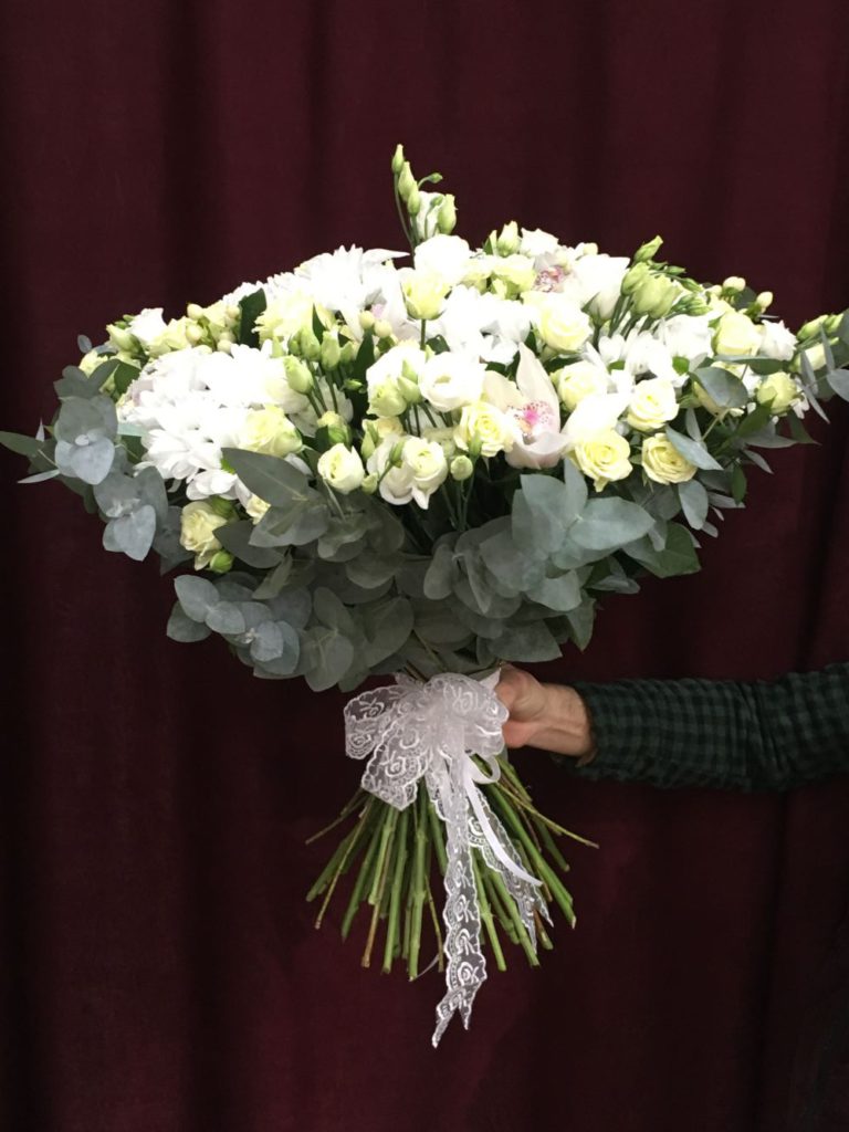 Букет жениха.Кустовые розы кустовые ромашки гиперикум эустома и орхидея цена 11000руб