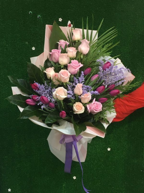 Букет эксклюзив роза нежный розовый и тюльпаны на день рождения цена 3700руб