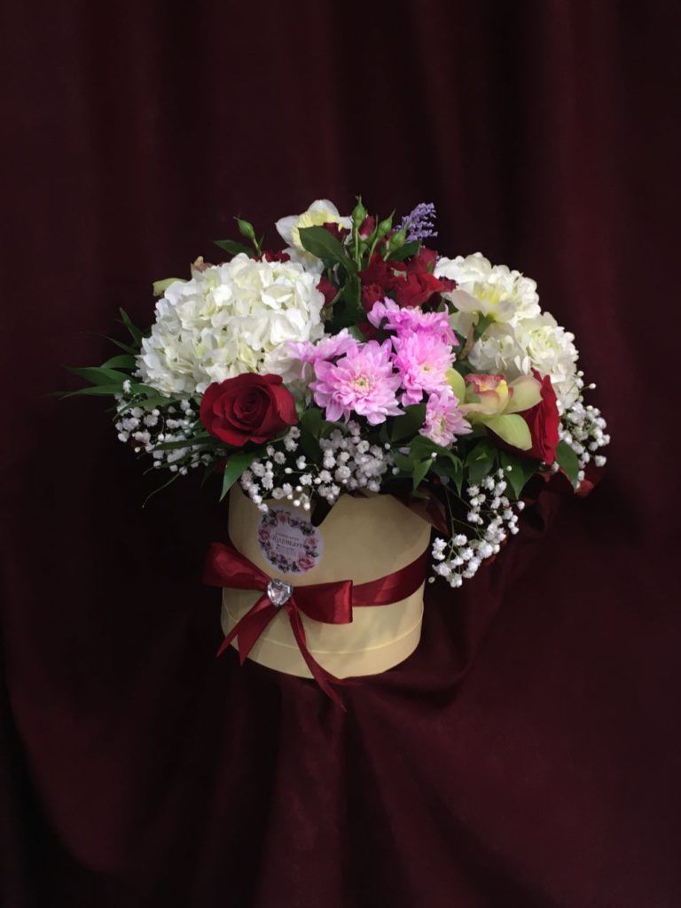 Композиция шляпный коробке цветы гартензия розы кустовые розы и хризантема цена 3500руб